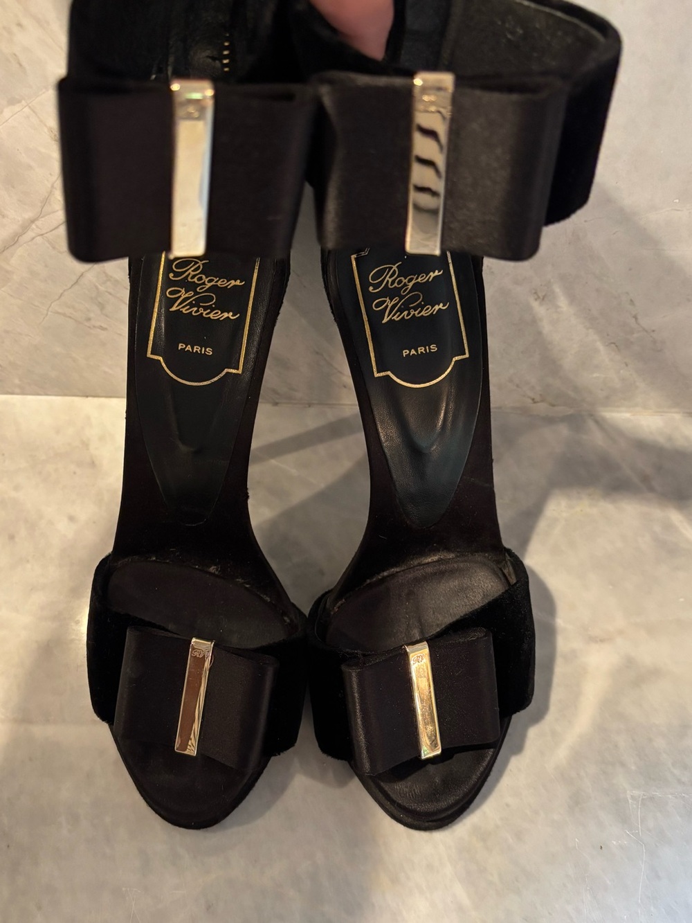 Roger Vivier velvet bow heels with gold detail 4” heels Size 37 - Picture 4 of 11